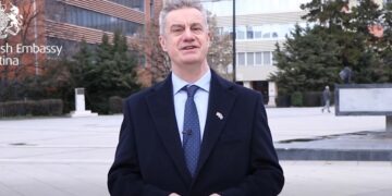 Ambasadori britanik uron pavarësinë e Kosovës, përmend edhe Thaçin