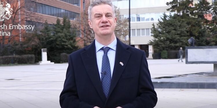 Ambasadori britanik uron pavarësinë e Kosovës, përmend edhe Thaçin
