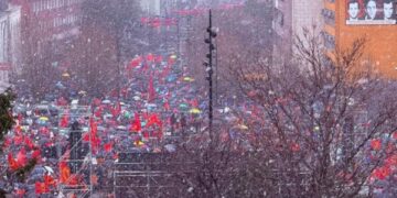 “Liri për çlirimtarët” – Qytetarët mbushin sheshin “Skënderbeu”, kërkojnë drejtësi