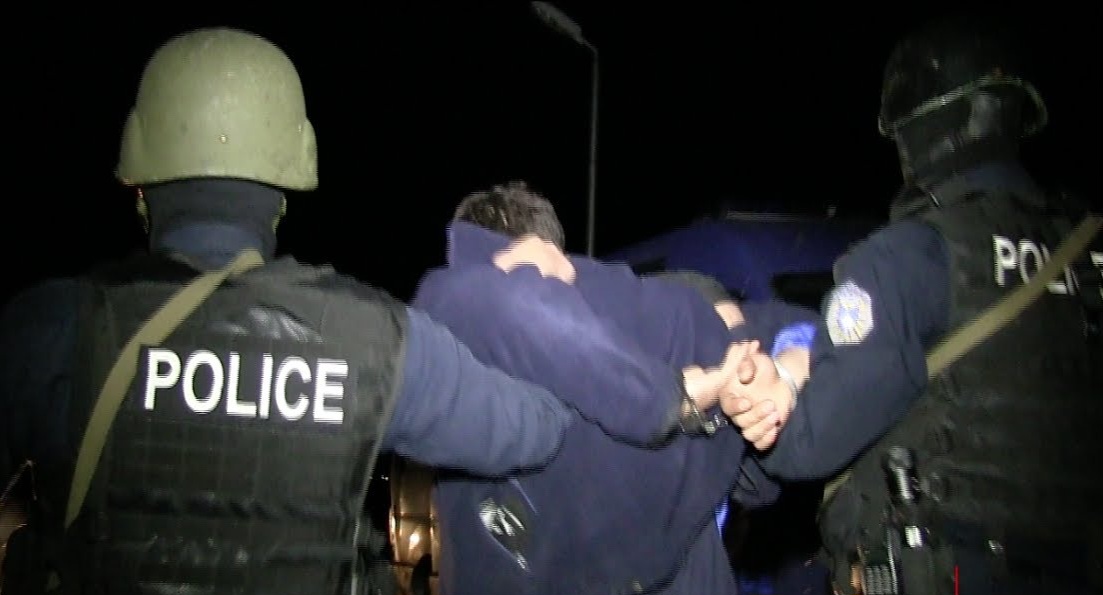 Ky është “i forti” që u arrestua, i kërcënoi policët e Kosovës edhe gjatë transportit për në stacion