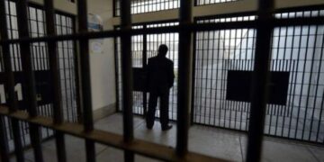 Skandal në Gjakovë: I dyshuari për drogë arratiset nga objektet e Policisë pas arrestimit – IPK vihet në lëvizje