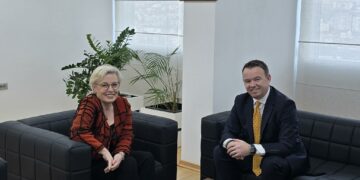 Peci i shkon në zyre Gërvallës për t’ja uruar detyrën e re: Me fat përgjegjësia e re, Donikë! Le të jetë ky rrugëtim i vështirë i udhëhequr nga parimet tua!