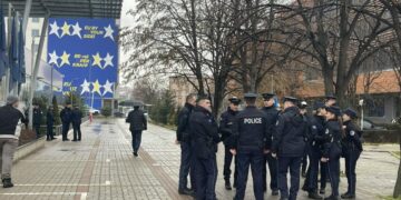 Policia rrethon qeverinë, disa protestues arrijnë para objektit të kryeministrisë