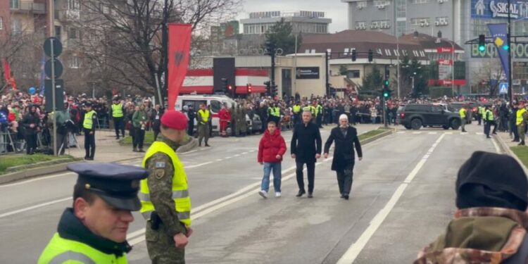 Rifat Jashari me brohoritje e duartrokitje pritet nga qytetarët në parakalimin e FSK-së dhe Policisë së Kosovës