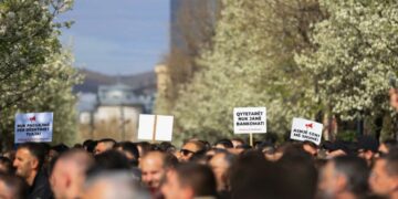 Sot protestohet para KEDS e Qeverisë kundër shtrenjtimit të rrymës