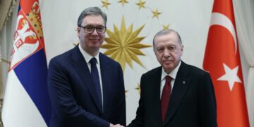 Darkë e muzikë-Vuçiq ndan pamje nga pritja që i organizoi Erdogani në Turqi