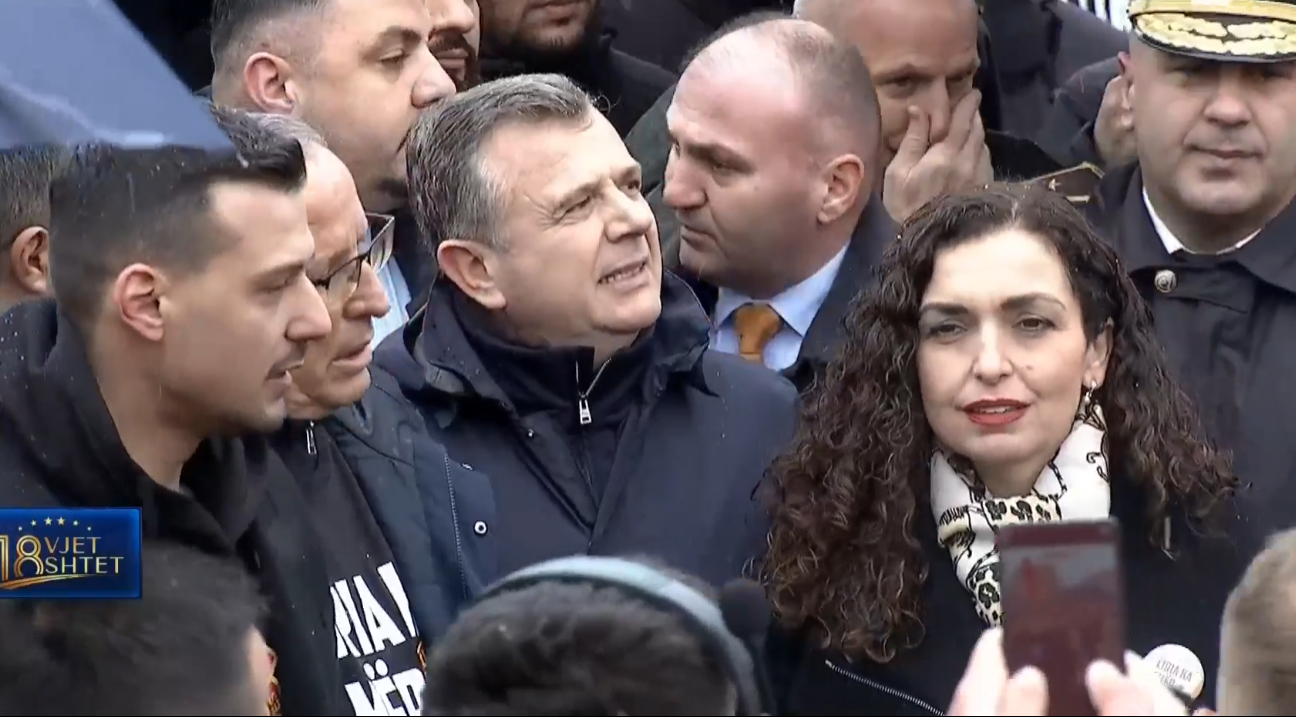 Presidentja Osmani i qëndron afër djalit të Hashim Thaçit në protestën e sotme