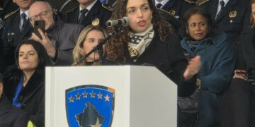 Një orë para nisjes, presidentja Osmani i jep mbështetje të fuqishme protestës për çlirimtarët