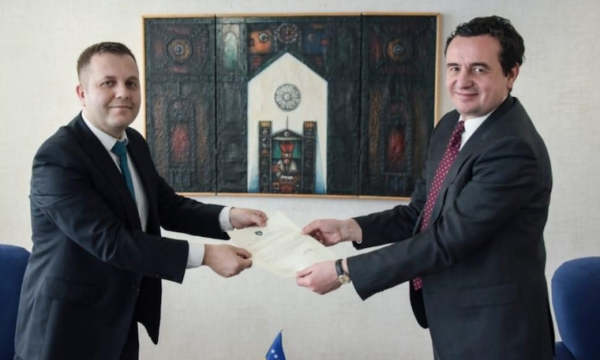 Pa post qeveritar- Blerim Sallahu degradohet me shpejtësinë e vajit në tepsi