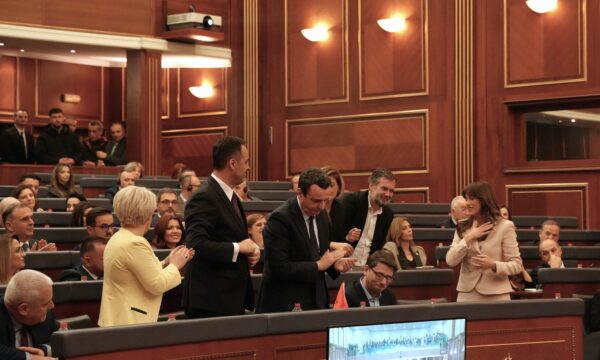 Kushtetuesja rrëzoi pretendimet e Kurtit, Sallahut, Haxhiut se “deputetët obligohen të votojnë”: S’ka detyrim, është në vullnetin e tyre