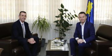 Kryetari Faton Peci takoi ministrin Blerim Gashani