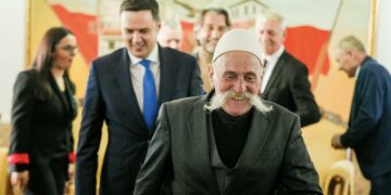 E ulët/Abdixhiku përdorë citate nga biseda me Rifat Jasharin për politikë: Në Mynih ia kam ruajt votën LDK-së me revole, s’jam shku me hangër bukë e kom rujtë sanakun