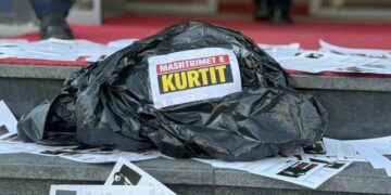 “Mashtrimet e Kurtit”, Rinia e PDK-së me aksion para qeverisë, zbrasin thesin me letra