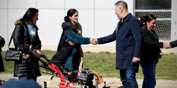 Sami Lushtaku ndan pajisje bujqësore për 31 gra fermere nga Komuna e Skenderajt