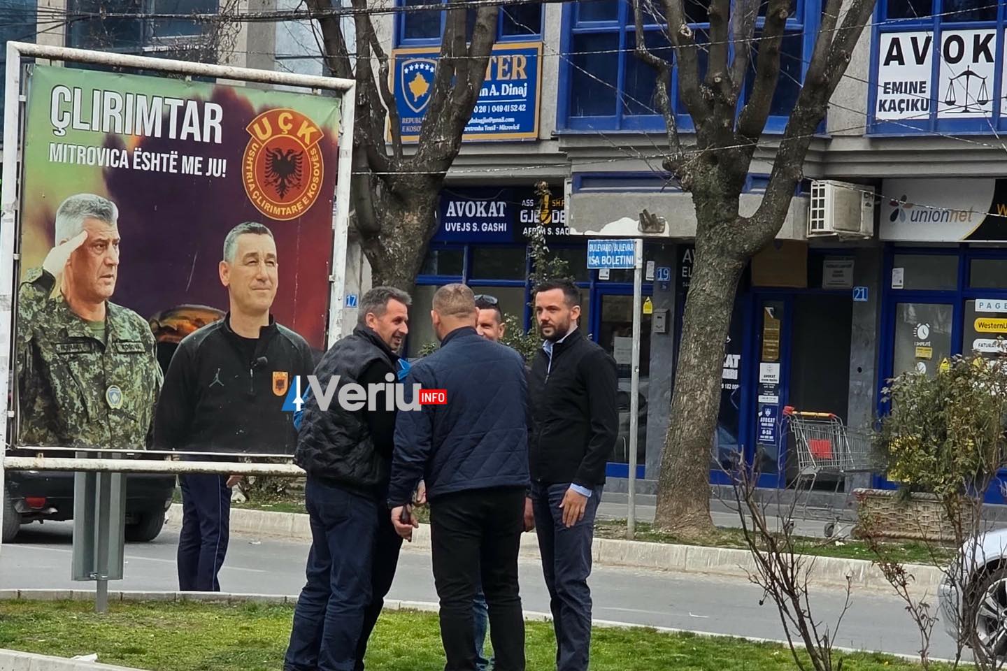 Deputeti Arian Tahiri viziton qytetarët që po e mbrojnë billbordin e Hashim Thaçit dhe Kadri Veselit, pasi pushteti i Faton Pecit tentoi ta rrënojë me bager