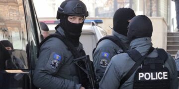 Armë, uniforma ushtarake dhe municion në një shtëpi të braktisur në Zubin Potok – nisin hetimet