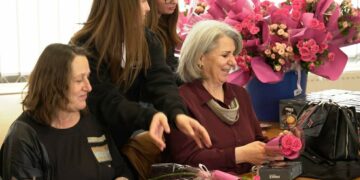 Prince Caffe nderon mësimdhënëset në Prishtinë për 7 dhe 8 Mars (VIDEO)