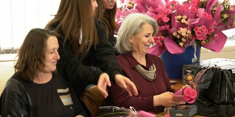 Prince Caffe nderon mësimdhënëset në Prishtinë për 7 dhe 8 Mars (VIDEO)