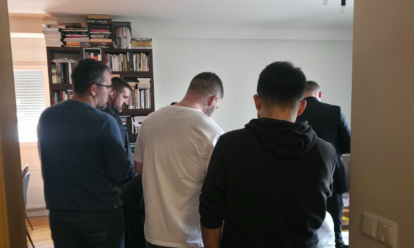 Policia dhe Prokuroria i shkojnë në banesë Shkëlzen Gashit, Rron Gjinovci: Kanë ardhë me bastisë dhe me mbledhë prova