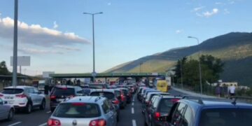 Kosovarët pas festës së Bajramit ia mësyjnë Shqipërisë, fluks i madh në Morinë qysh në mëngjes