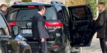 Pas takimit me ambasadorët e QUINT-it, Kurti niset drejt Prekazit