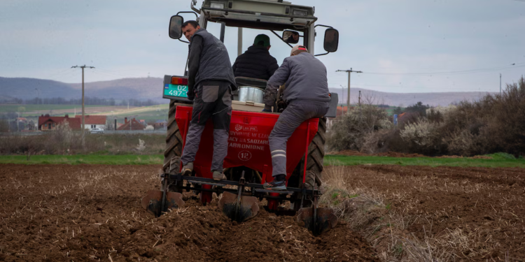 Associated Press: Kosova, një nga vendet më të varfra në Evropë, po përballet me vështirësi ndërsa lufta në Iran rrit çmimet e karburanteve