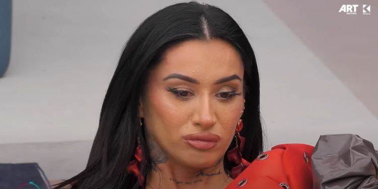 Alby nënë e përkushtuar, ndan momentin e ëmbël me vajzat