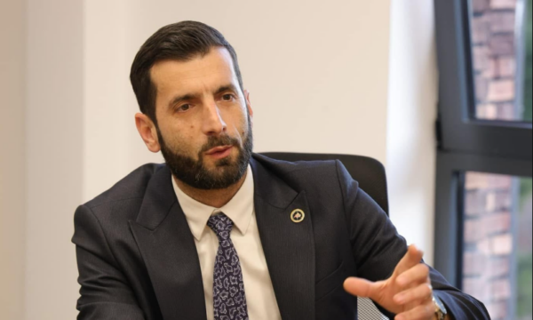 Kurti tha se s’ka nevojë për zgjedhje, zyrtari i AAK-së: Tuta han dardha të buta