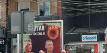 Komuna e Mitrovicës vendos të heqë billbordet e Thaçit e Veselit, pengohen nga disa qytetarë – ndërhyn policia