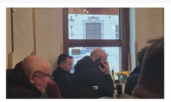 Faton Peci në Bratisllavë për ndeshjen Kosovë–Sllovaki, shfaqet në lokal me miq