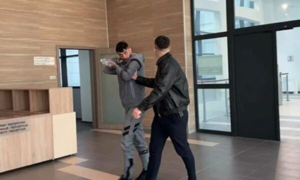 PAMJE/ Me pranga në duar, reperi ‘Mossi’ del para gjykatës për sulmin ndaj Burim Pacollit