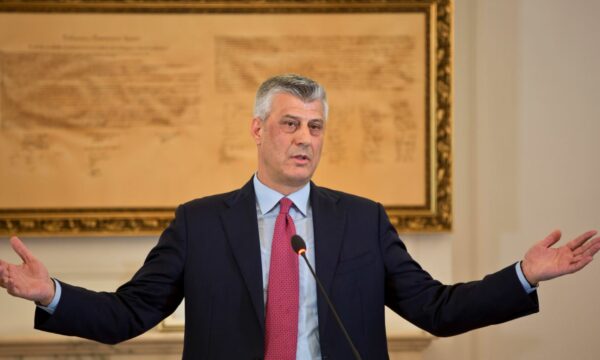 Kështu përfundoi fotografia e Hashim Thaçit në objektin e Ministrisë së Jashtme