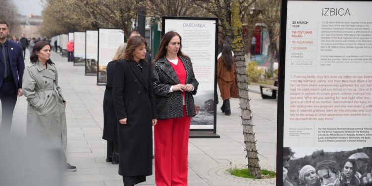 Si e promovoi pak ditë më parë kryeparlamentarja Albulena Haxhiu ekspozitën skandaloze të Shkelzen Gashit