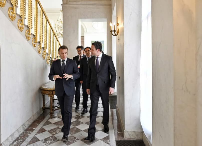 “Bisedë dy orëshe” – Kurti zbulon detajet e takimit me Macron në Paris