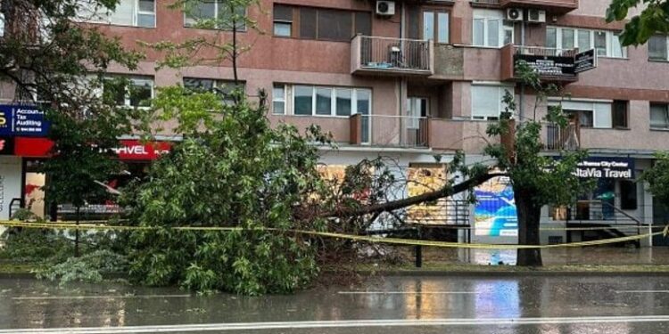 IHMK del me njoftim për qytetarët, paralajmëron rrezik nga erërat e forta