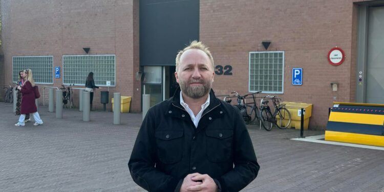 Tahiri viziton Thaçin: Presidenti ju dërgon të fala nga Haga