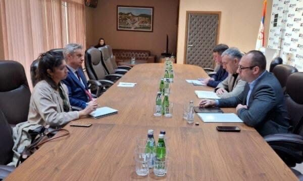 Ambasadori britanik shkon në veri për të takuar Listën Serbe, thotë se ishin konstruktivë për Ligjin për të Huajt