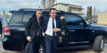 “Nafta kurrë s’ka qenë më shtrejtë”, Kurtit i rikthehet deklarata që zotohej për heqjen e xhipave qeveritarë