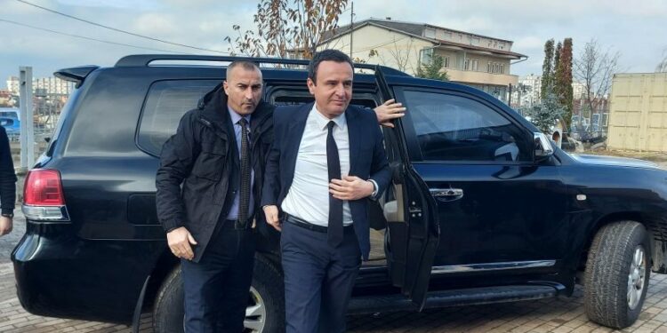 “Nafta kurrë s’ka qenë më shtrejtë”, Kurtit i rikthehet deklarata që zotohej për heqjen e xhipave qeveritarë