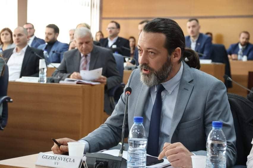 Sveçla fajëson Ramën: Në Prishtinë shemben rrugët, sepse është shembur sistemi