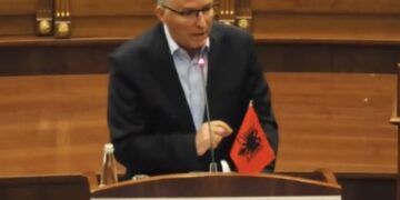 Hamza kritikon ashpër: Qysh ndërrim i Kushtetutës me seancë që thirret në 7:45 dhe deputetët ju vinë në 8:30!