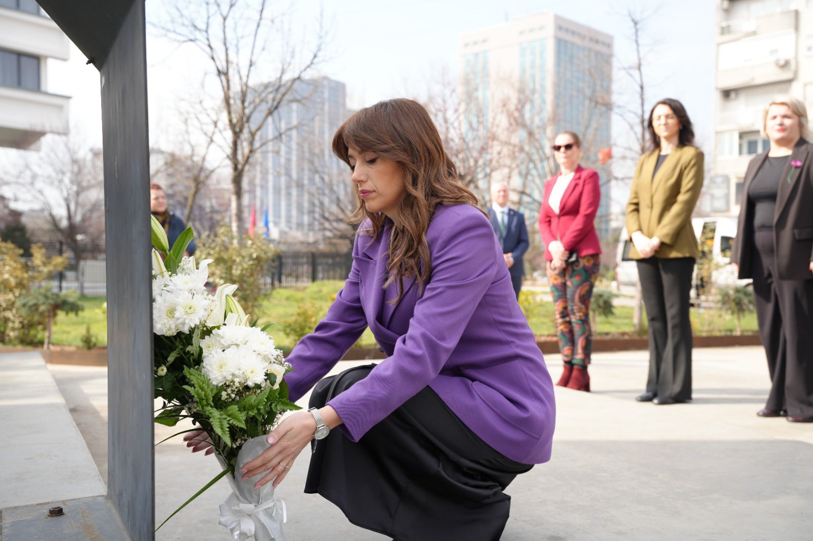 Haxhiu, homazhe te memoriali “Heroinat”: Të kujtojmë sakrificën e grave që kanë kontribuar për Republikën e Kosovës