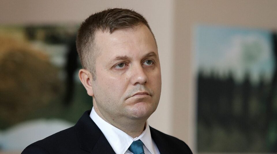 Juristi i VV-së, Sallahu sulmon Avokatin e Popullit pse s’e çoi dekretin e Osmanit në Gjykatë Kushtetuese