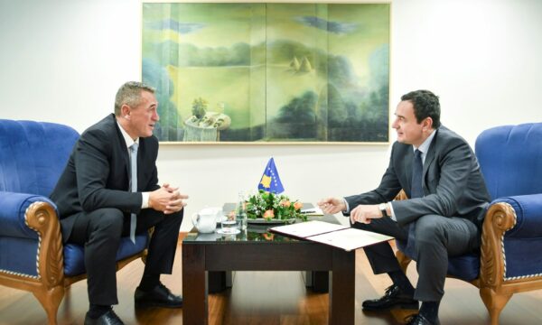 “Do ta bëj për ty”, Rashiq tregon se si Kurti vendosi t’ia transferonte Manastirit të Deçanit 24 hektarë tokë