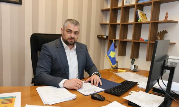 Andin Hoti merr vendimin e parë si ministër