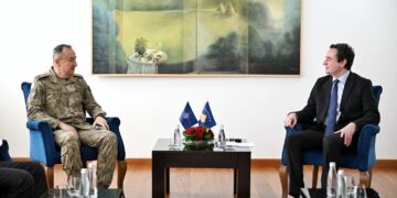 Kurti pret në takim komandantin e KFOR’it, flasin për sfidat e sigurisë në “një kohë të ndryshimeve të mëdha”