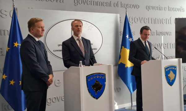 12 muaj leje qëndrimi dhe zgjatje të afatit për përdorim të letërnjoftimeve ilegalë, çfarë tha Kurti pas koncesioneve që i bëri sot