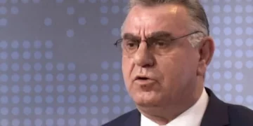 Gani Koci flet për fotografinë ku ai shihej duke raportuar para varrit të Adem Jasharit