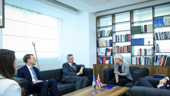 Gërvalla dhe ambasadori britanik diskutojnë për Vetingun dhe forcimin e sundimit të ligjit