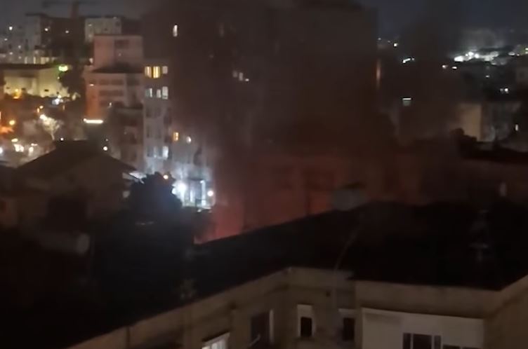 Kaplohet nga zjarri një banesë, humb jetën një i moshuar